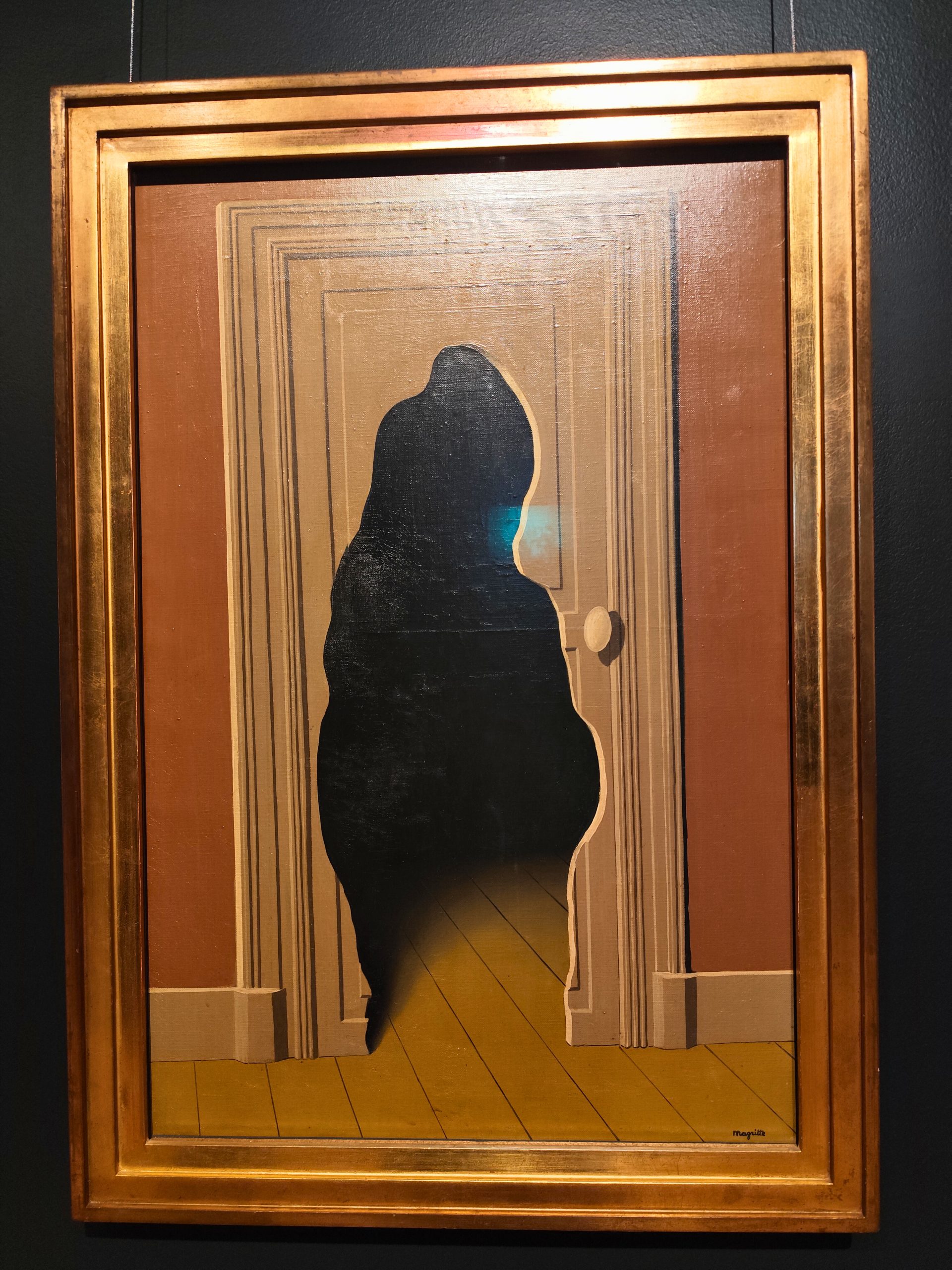 Siluetă decupată într-o ușă - tablou despre Rene Magritte despre subconștient și necunoscut.